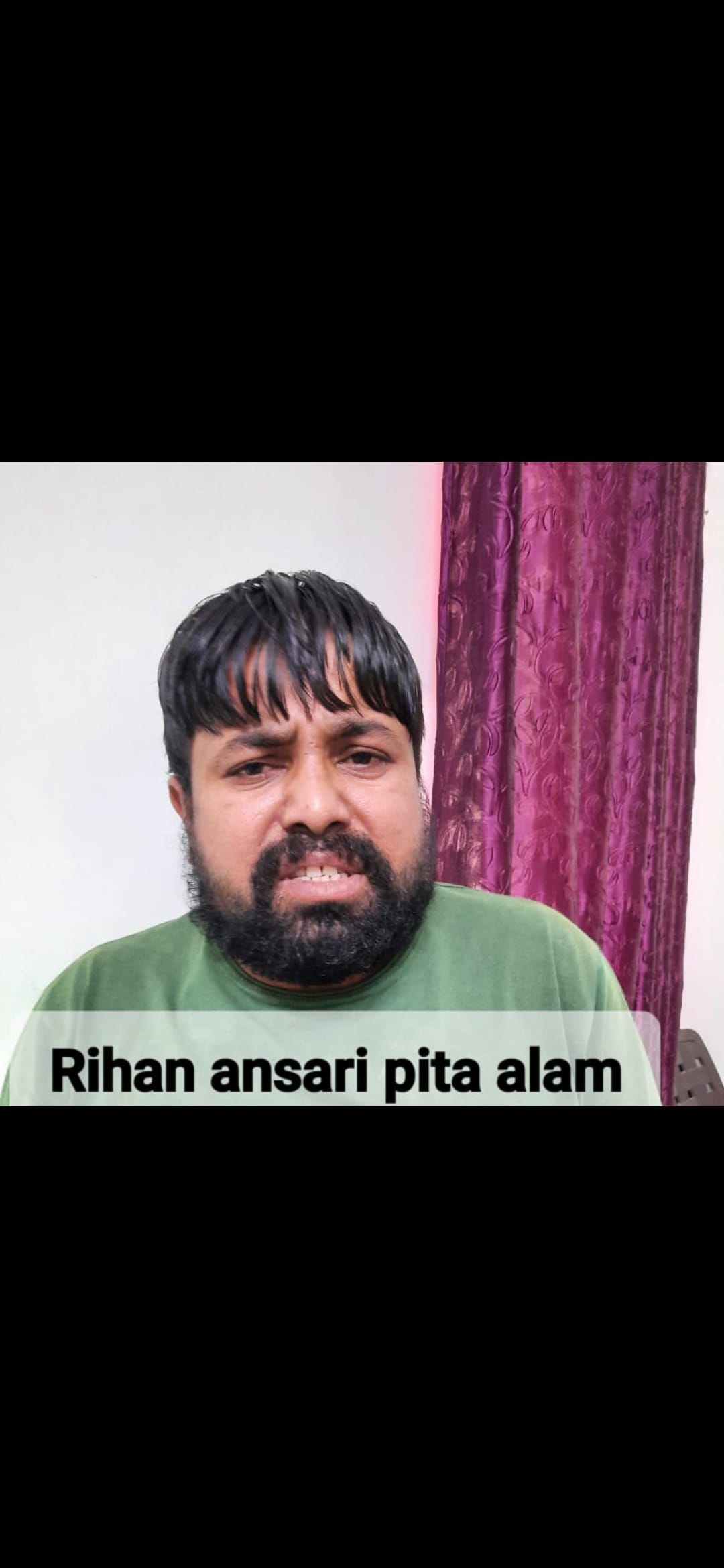 पोस्टमार्टम हाउस पर मृतक रिहान के  परिजनों  से जानकारी लेते पुलिसकर्मी । संवाद