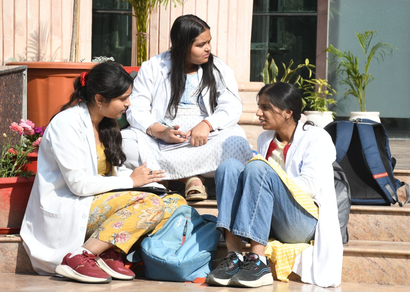 राजधानी में शुक्रवार को लोग तेज धूप से परेशान दिखे। राजधानी में शुक्रवार को लोग तेज धूप से परेशान दिखे।