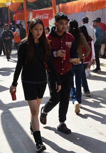 राजधानी में शुक्रवार को लोग तेज धूप से परेशान दिखे। राजधानी में शुक्रवार को लोग तेज धूप से परेशान दिखे।