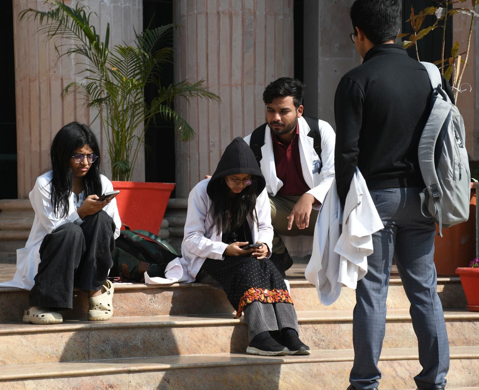 राजधानी में शुक्रवार को लोग तेज धूप से परेशान दिखे। राजधानी में शुक्रवार को लोग तेज धूप से परेशान दिखे।