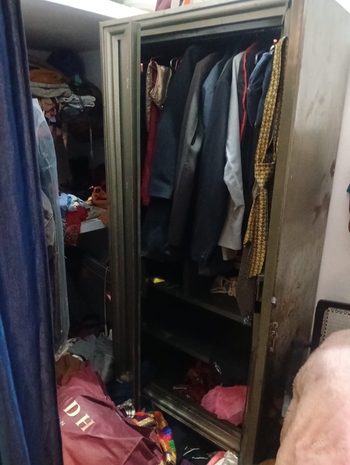 सीसीटीवी फुटेज में दिखे चोर व चोरी के बाद घर में बिखरा पड़ा सामान।