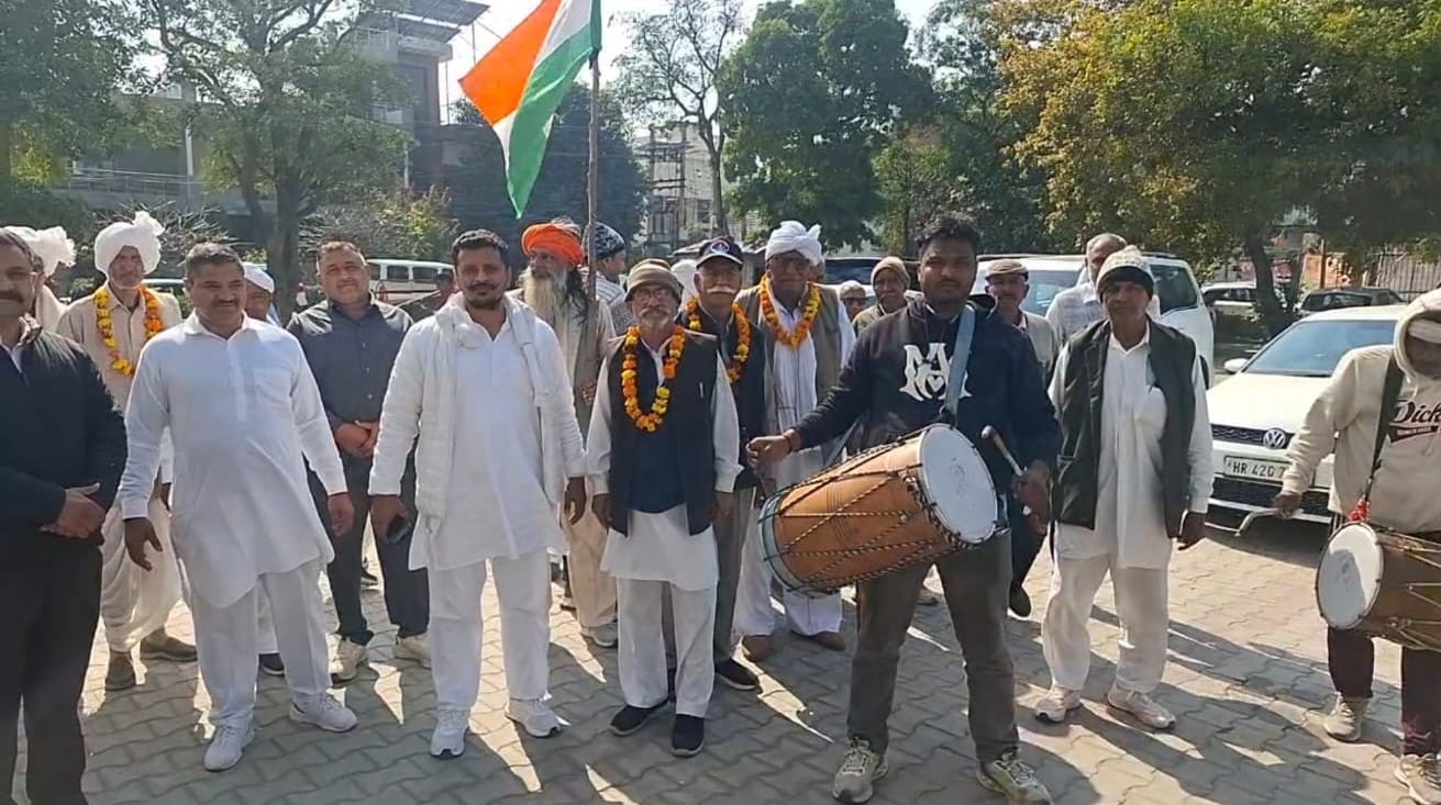 वीर के सम्मान में नारे लगाते गांव सिसानावासी। संवाद वीर के सम्मान में नारे लगाते गांव सिसानावासी। संवाद