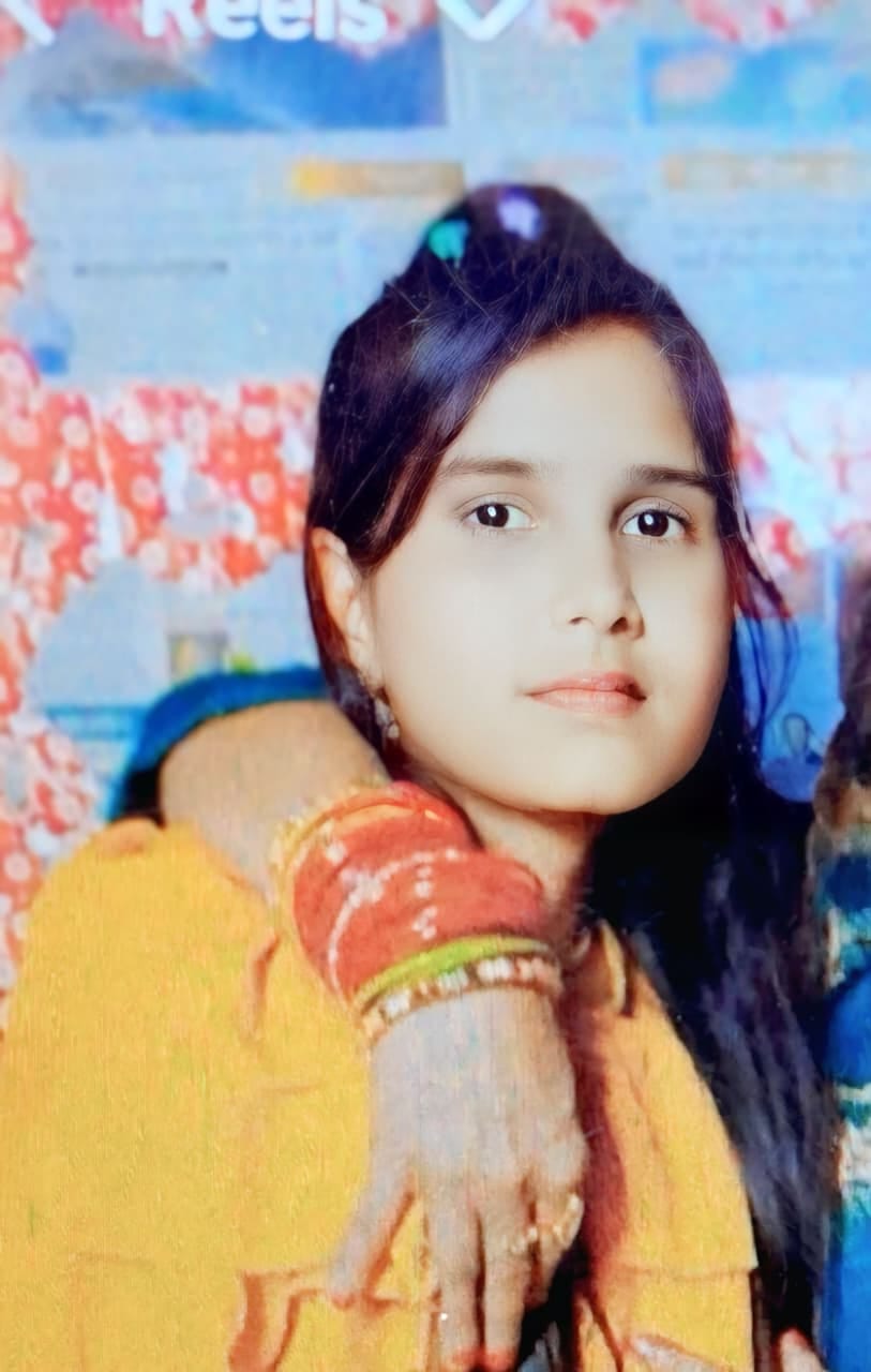 आसपुर-सकीट मार्ग पर छतिग्रस्त पड़ी कार। स्रोत वीडियोग्रैब