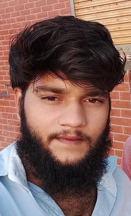 आसपुर-सकीट मार्ग पर छतिग्रस्त पड़ी कार। स्रोत वीडियोग्रैब