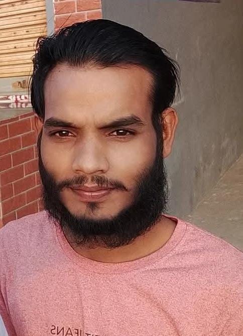 आसपुर-सकीट मार्ग पर छतिग्रस्त पड़ी कार। स्रोत वीडियोग्रैब