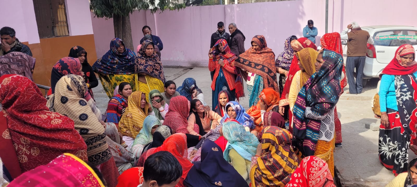 आसपुर-सकीट मार्ग पर छतिग्रस्त पड़ी कार। स्रोत वीडियोग्रैब