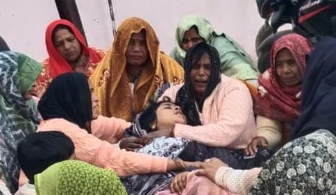 आसपुर-सकीट मार्ग पर छतिग्रस्त पड़ी कार। स्रोत वीडियोग्रैब