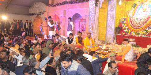 अंबाला छावनी के गांधी ग्राउंड में भजन गायक कन्हैया मित्तल प्रस्तुति देते हुए। संवाद