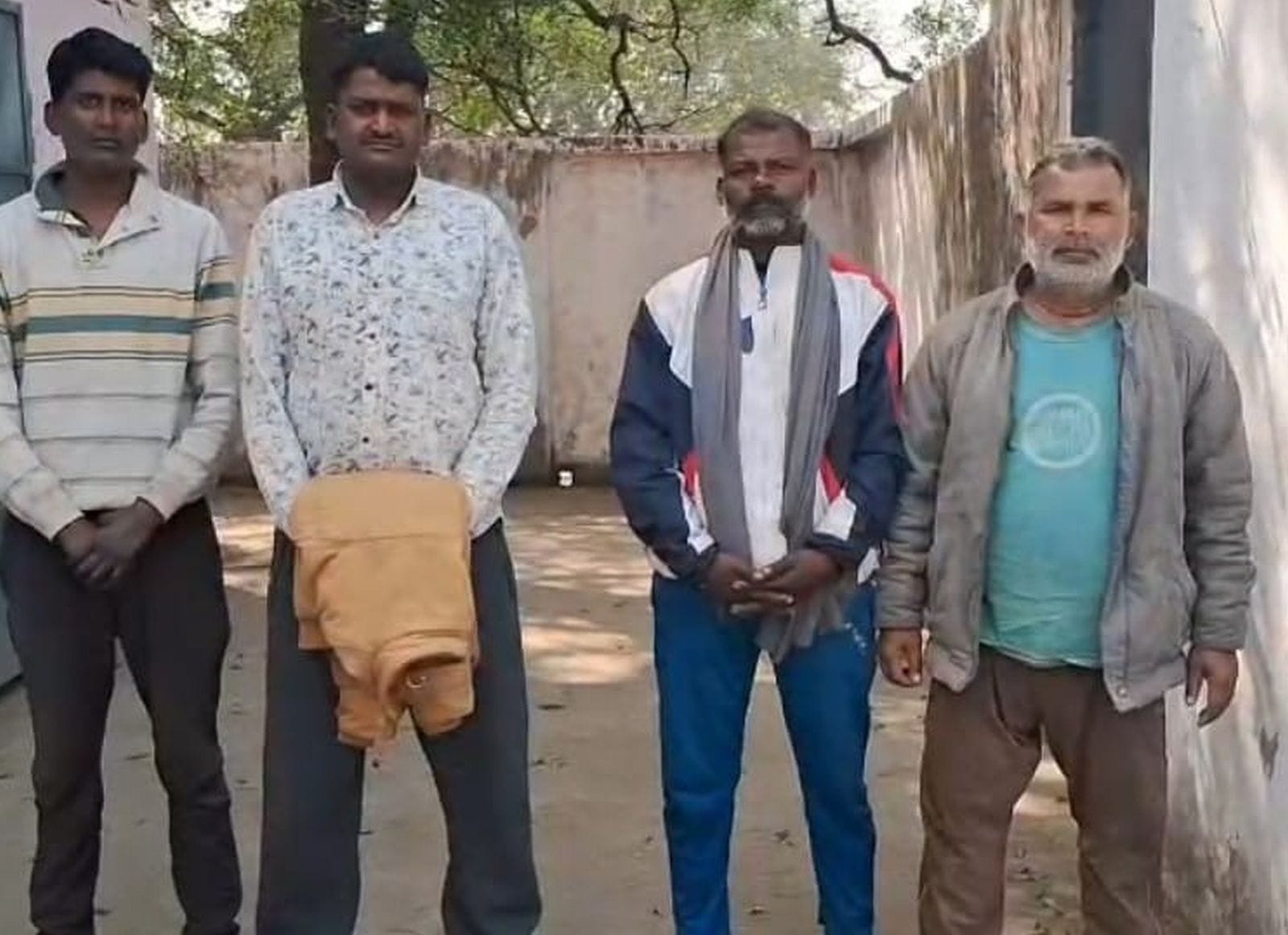 बच्चे की मौत के बाद गमगीन बैठे परिवार के लोग । संवाद