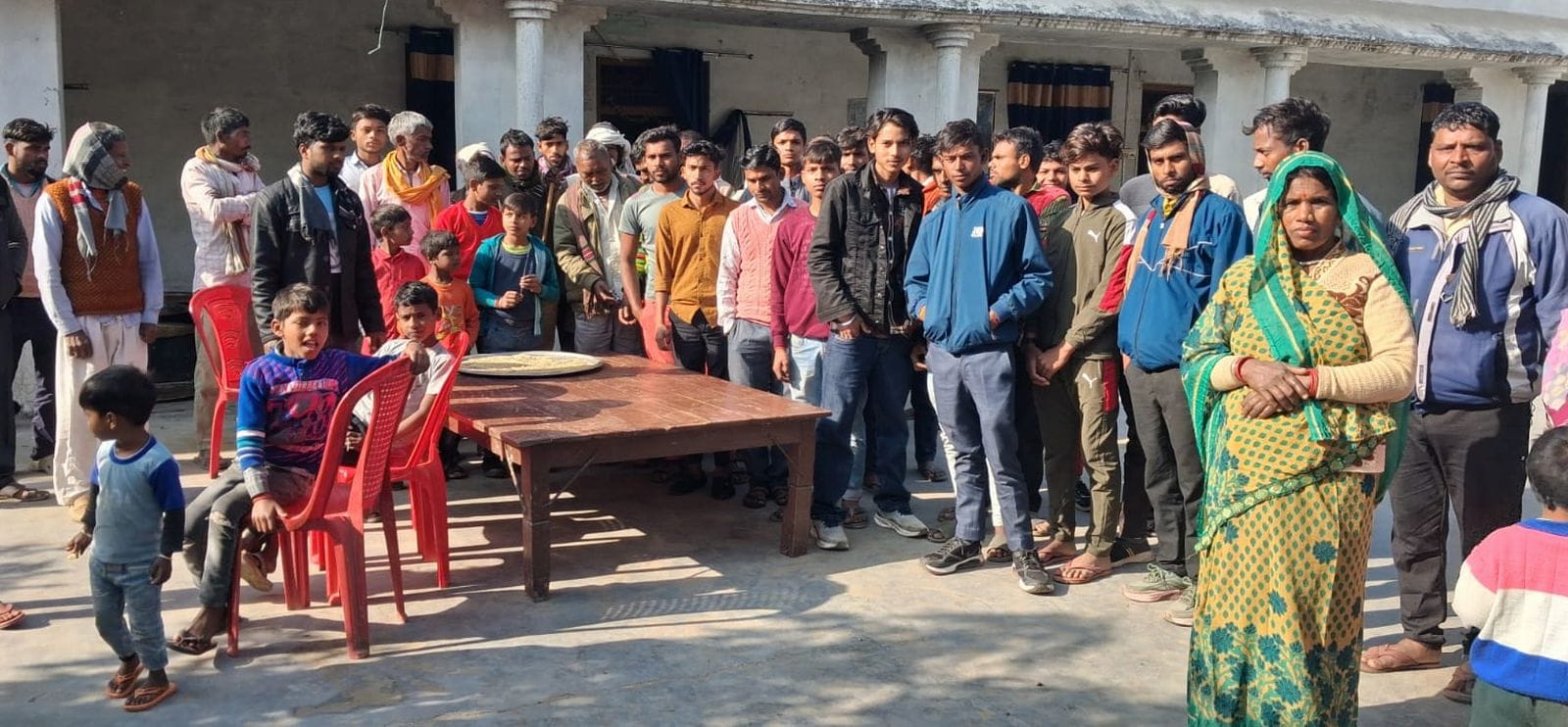 भंडारे में हंगामा के बाद बची हुई पूड़ी। संवाद