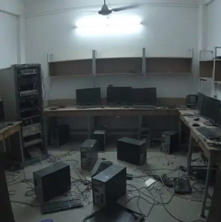 बुजुर्ग महिला का पर्स झपटता स्कूटी सवार बदमाश। स्रोत: वीडियो ग्रैब