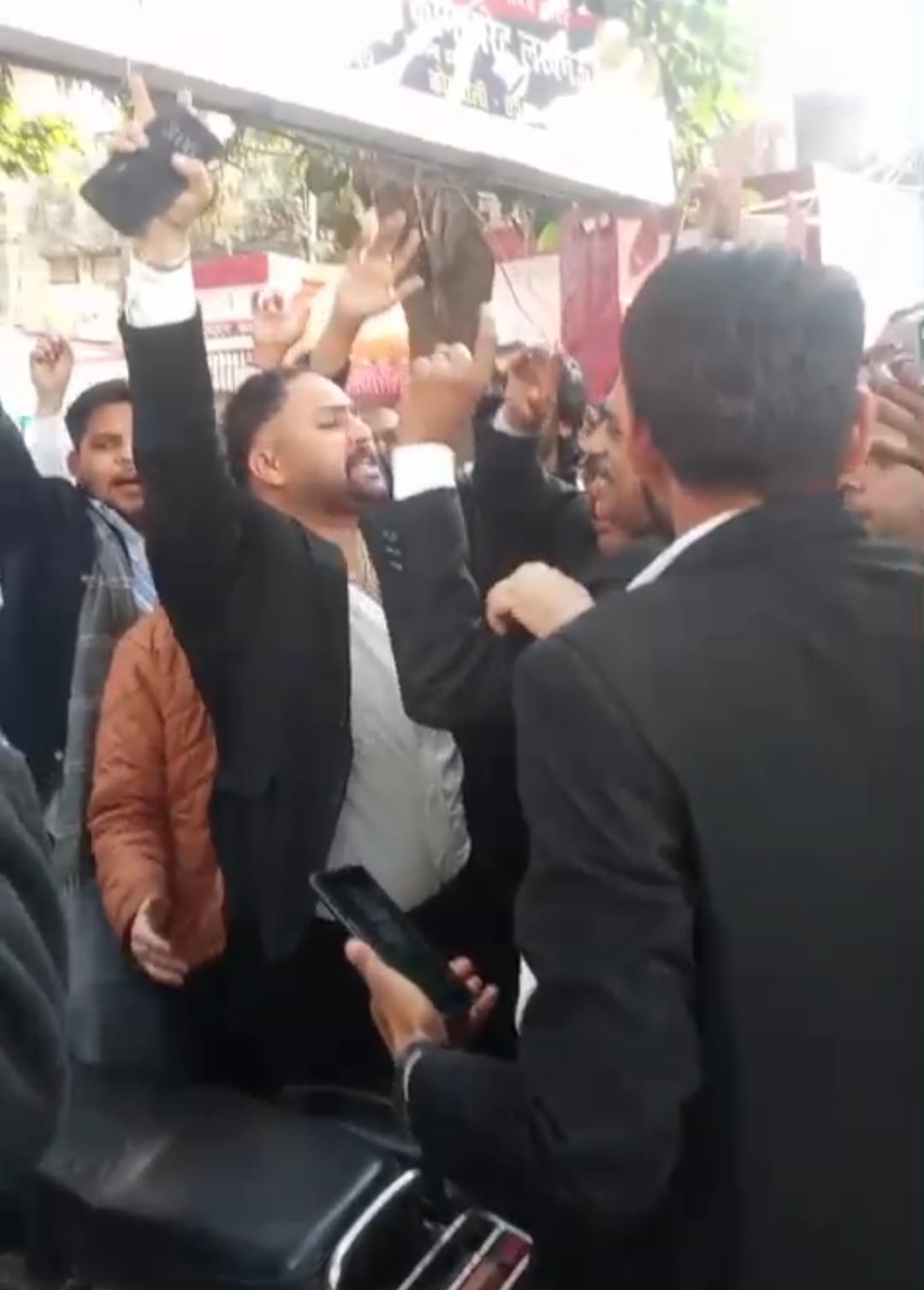 बाजारखाला थाने में प्रदर्शन करते अधिवक्ता। बाजारखाला थाने में प्रदर्शन करते अधिवक्ता।