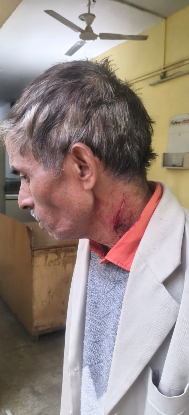 ब्लेड के वार से घायल लोग।