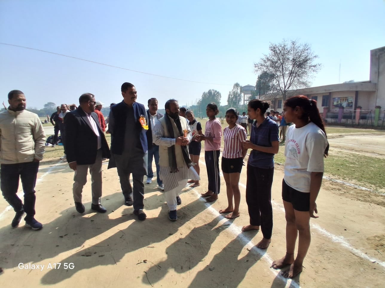 चौधरी चरण सिंह विश्वविद्यालय के खेल मैदान में सांसद खेल महोत्सव की शुरुआत करते मुख्य अतिथि