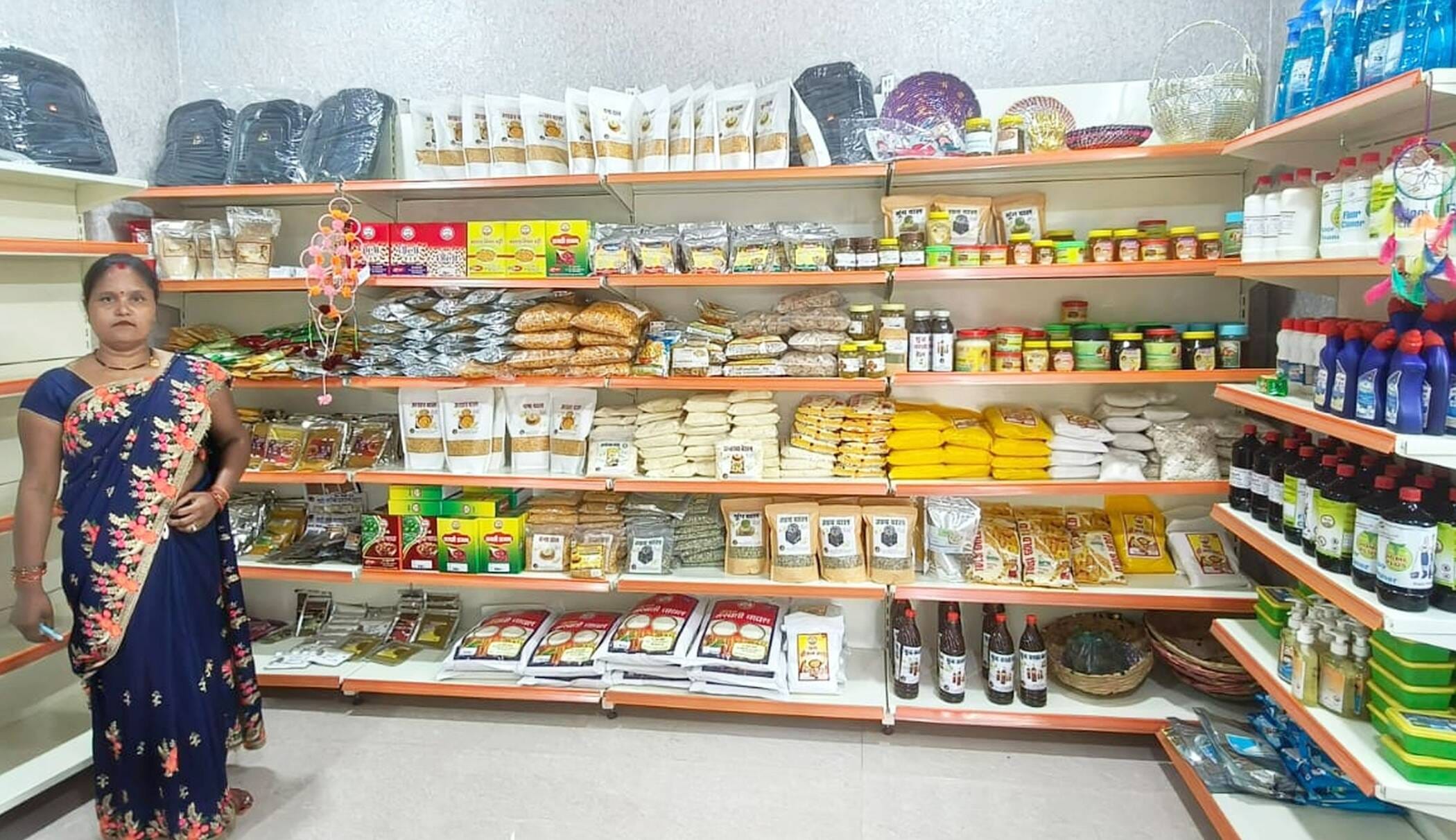 फोटो-03-आकांक्षा हट में रखे उत्पाद व मौजूद संचालिका गुड़िया मौर्य। संवाद