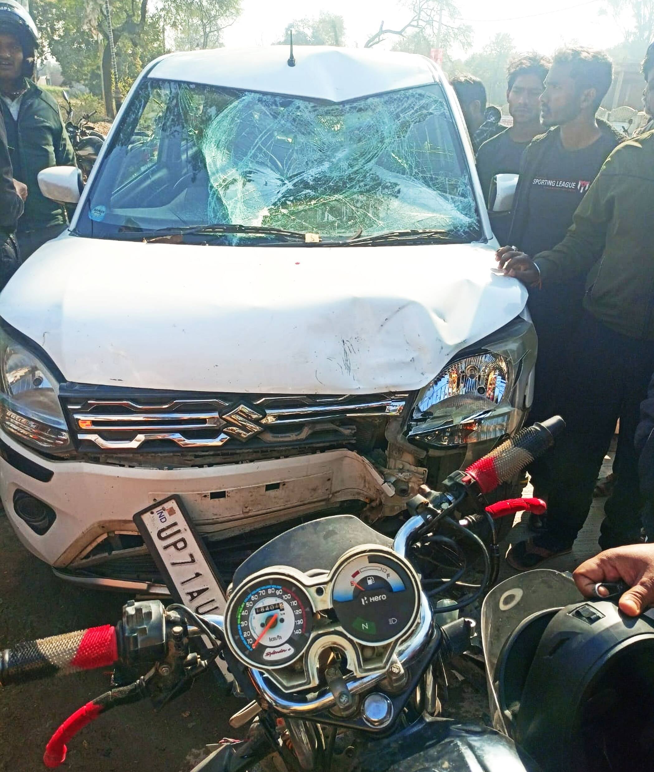 फोटो-05-कार में टकराई बाइक खड़ी कार में बाइक सवार भिड़े, तीनों घायल। संवाद फोटो-05-कार में टकराई बाइक खड़ी कार में बाइक सवार भिड़े, तीनों घायल। संवाद