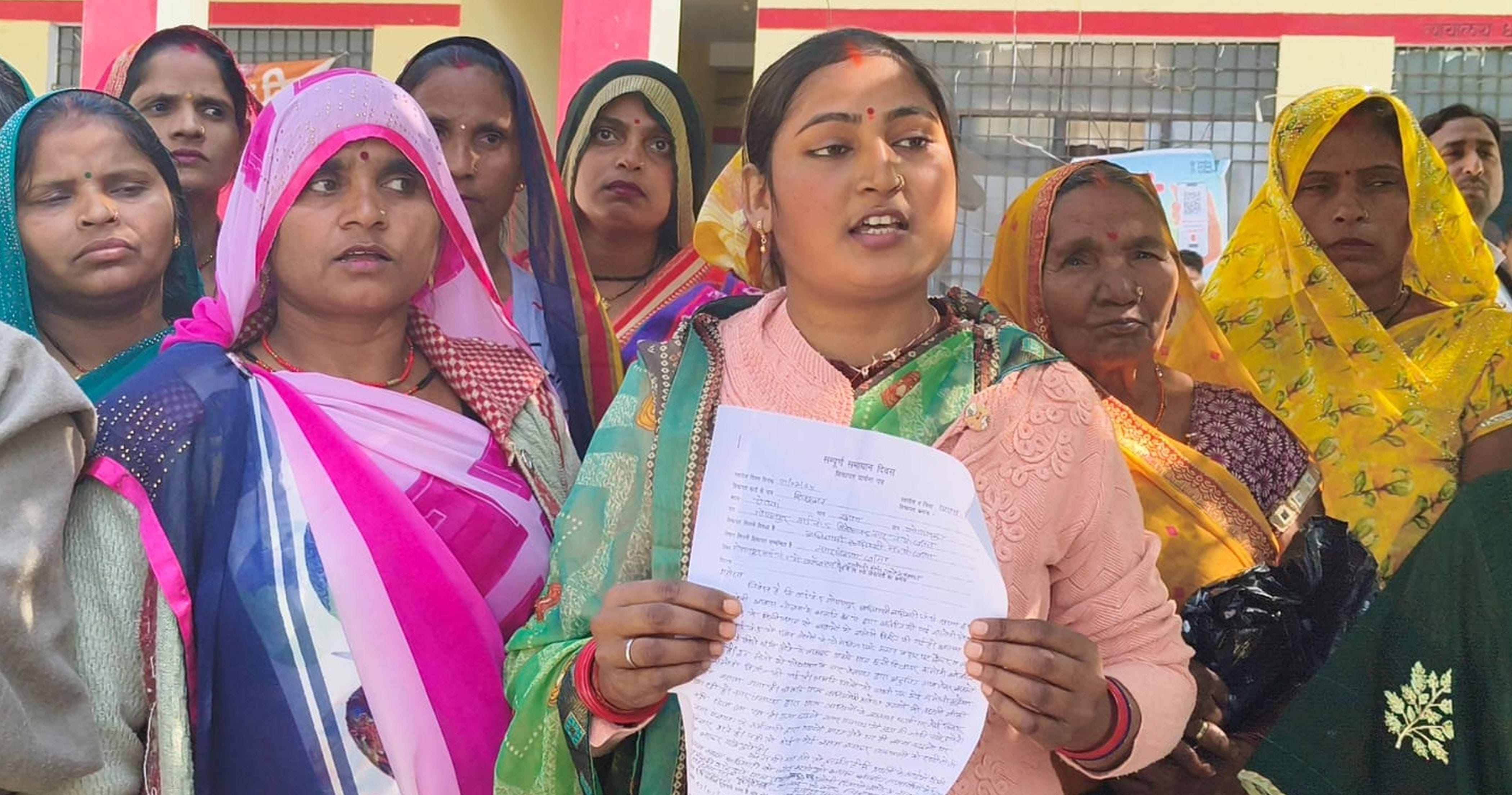 फोटो-13-पीएम आवास योजना की शिकायत लेकर पहुंची गोपालपुर की महिलाएं। संवाद फोटो-13-पीएम आवास योजना की शिकायत लेकर पहुंची गोपालपुर की महिलाएं। संवाद