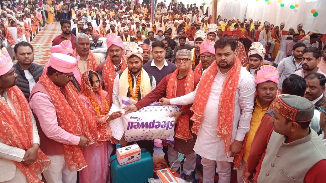 फोटो 29-नव विवाहिता को आशीर्वाद देते विधायक अमित सिंह चौहान-संवाद