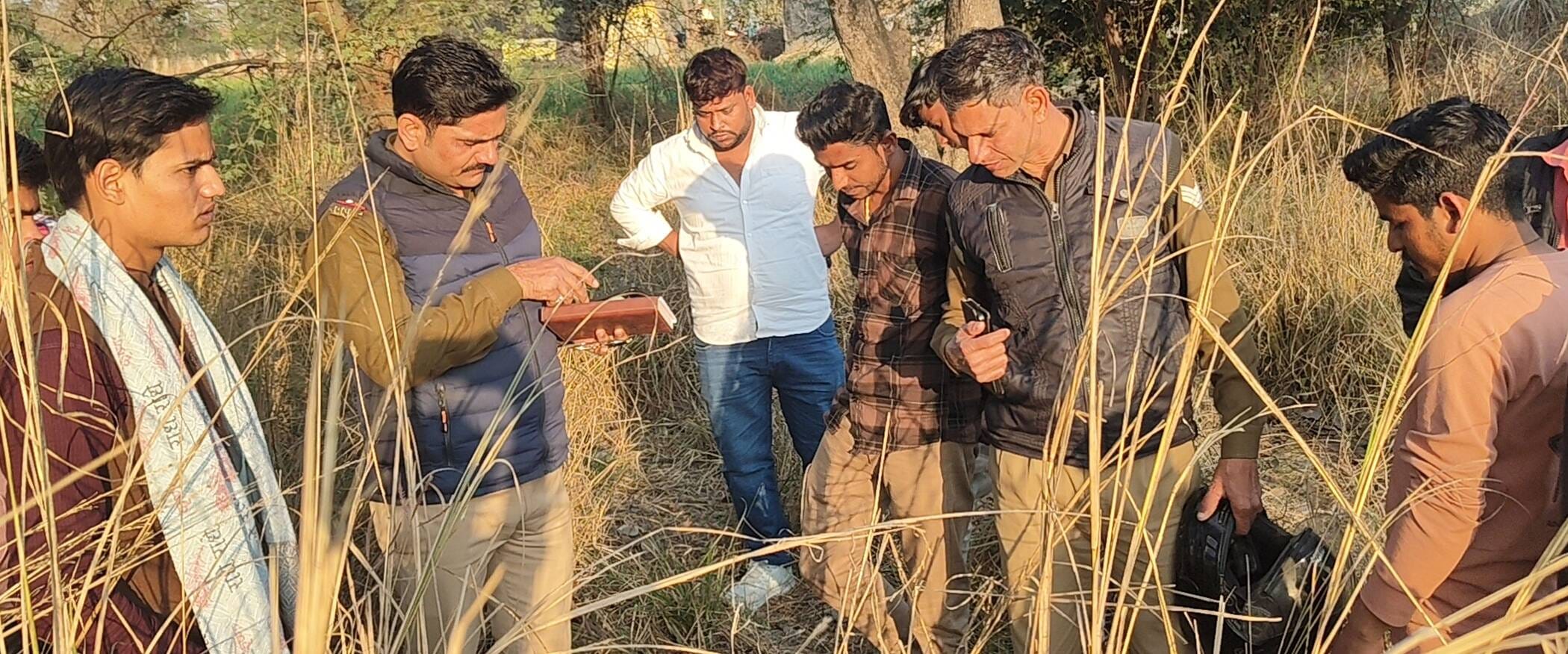 फोटो 44- मौके पर जांच करती पुलिस। संवाद फोटो 44- मौके पर जांच करती पुलिस। संवाद