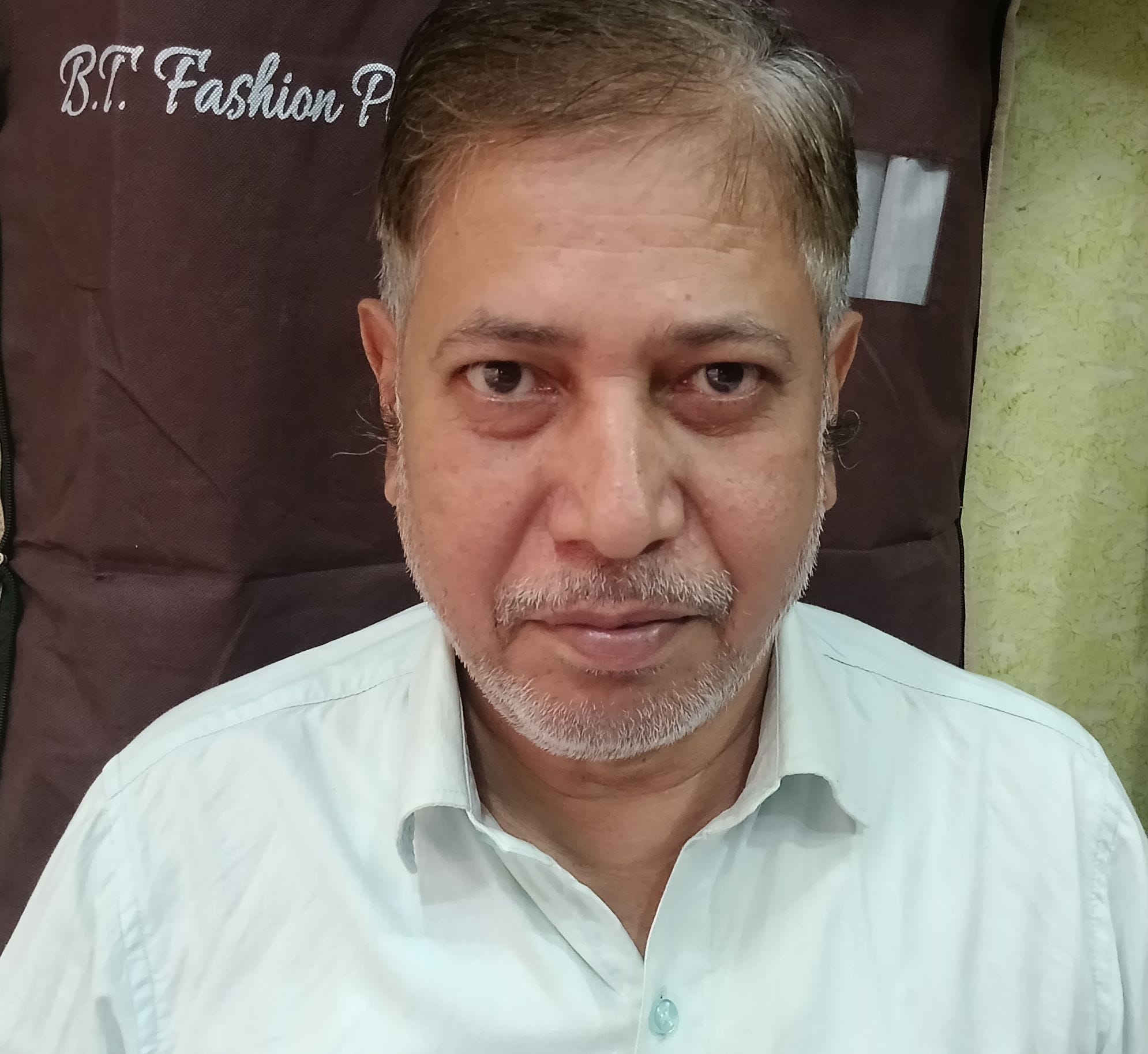 फोटो संख्या:61- महेंद्रगढ़ के एक शोरूम में रखे कोट-पेंट -संवाद फोटो संख्या:61- महेंद्रगढ़ के एक शोरूम में रखे कोट-पेंट -संवाद