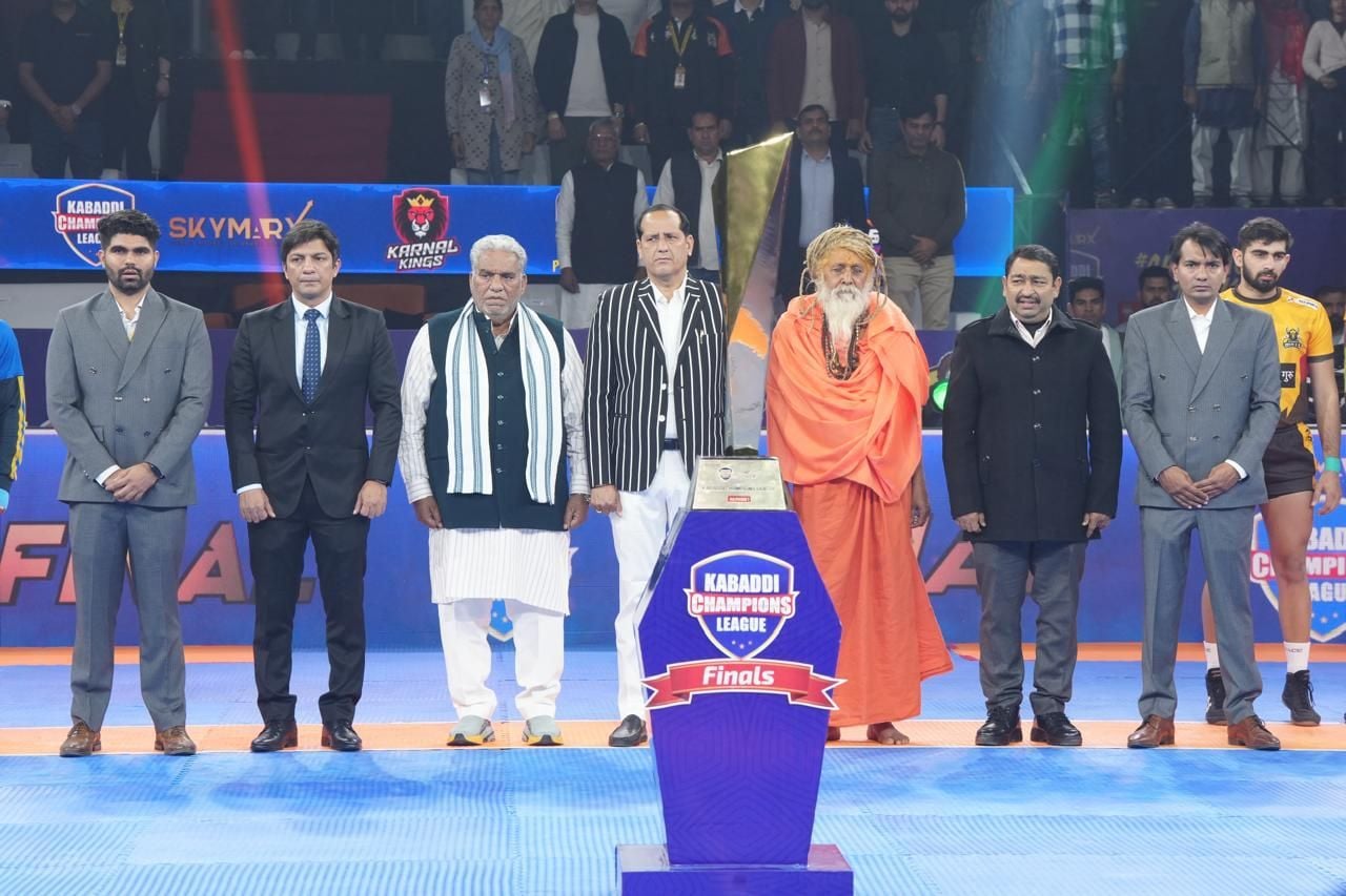 फोटो : सोनीपत के राई स्थित हरियाणा खेल विवि में केसीएल के फाइनल मैच में भिड़ते खिलाड़ी। स्रो