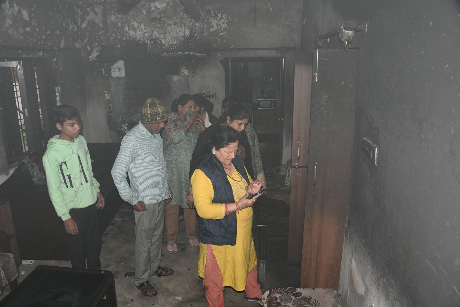 गोमतीनगर के पत्रकारपुम चौराहे पर स्थित कारोबारी के मकान में लगी आग।