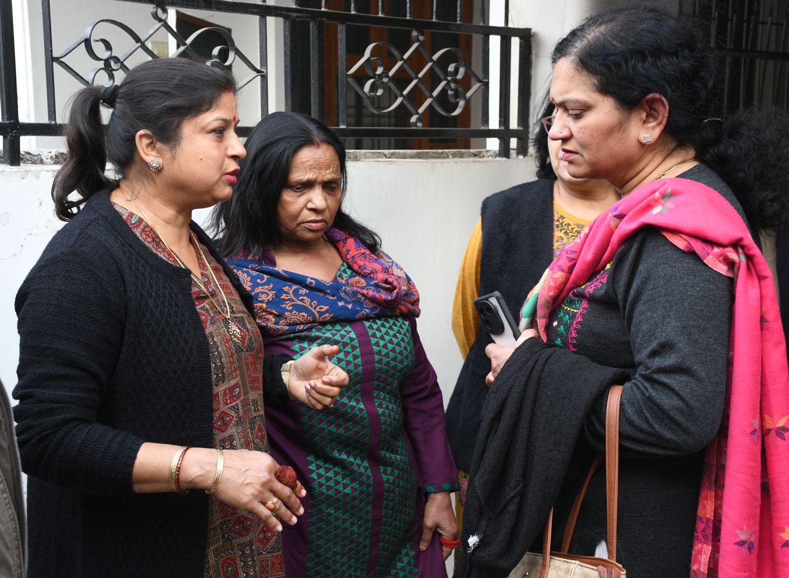 गोमतीनगर के पत्रकारपुम चौराहे पर स्थित कारोबारी के मकान में लगी आग।
