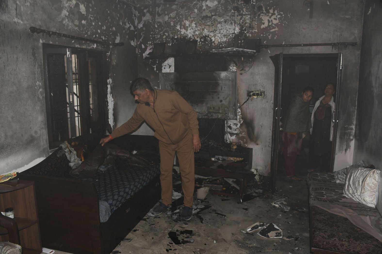 गोमतीनगर के पत्रकारपुम चौराहे पर स्थित कारोबारी के मकान में लगी आग।