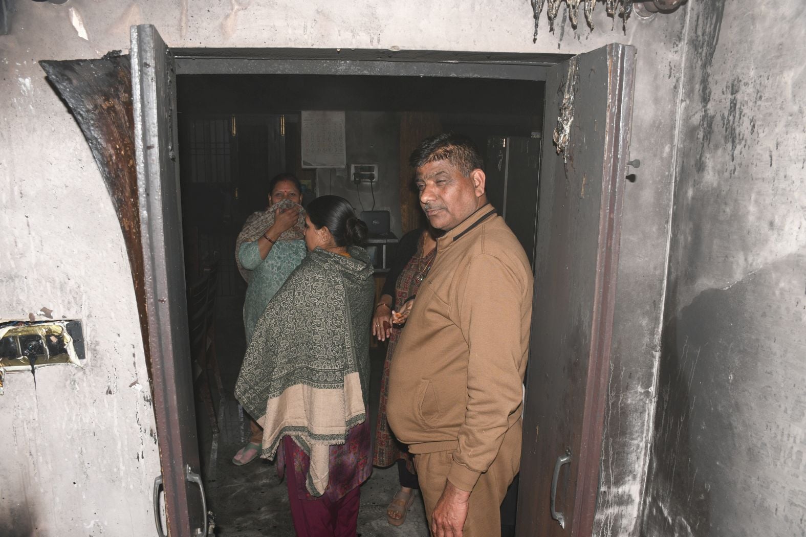 गोमतीनगर के पत्रकारपुम चौराहे पर स्थित कारोबारी के मकान में लगी आग।