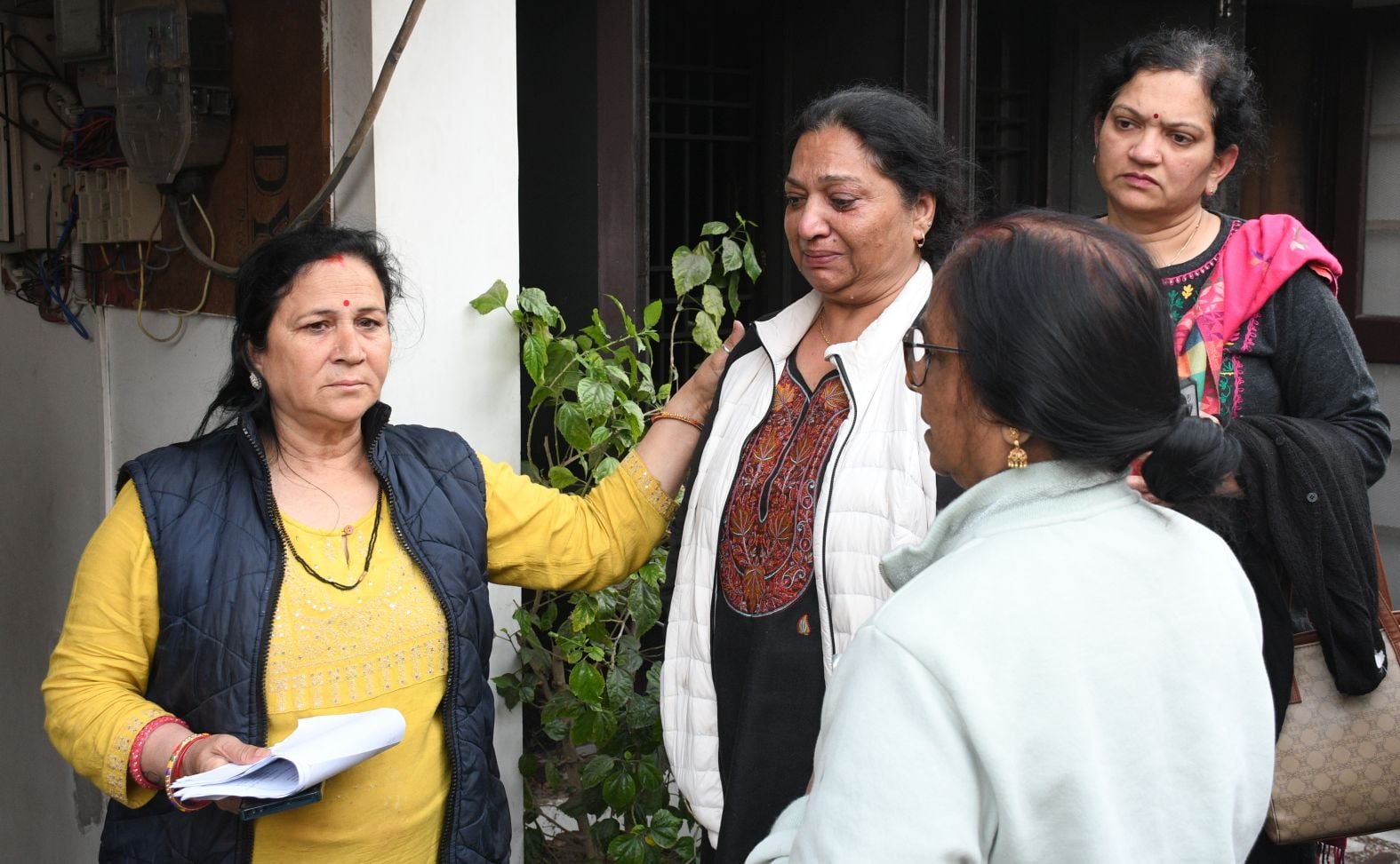 गोमतीनगर के पत्रकारपुम चौराहे पर स्थित कारोबारी के मकान में लगी आग।