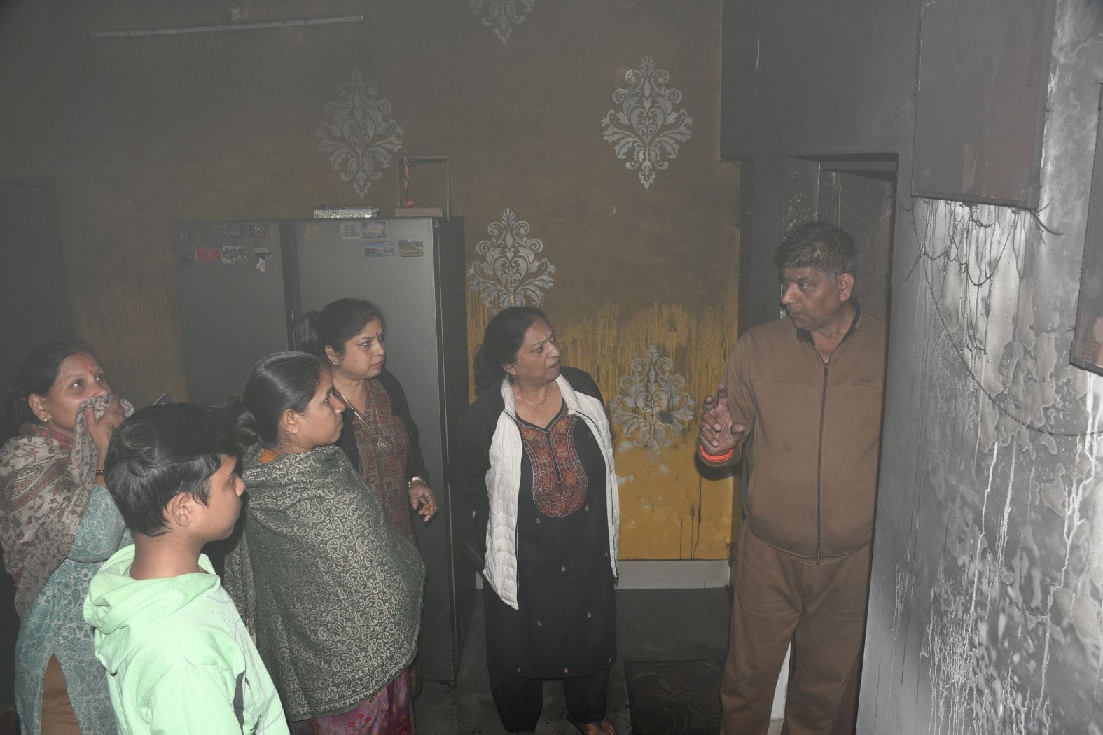 गोमतीनगर के पत्रकारपुम चौराहे पर स्थित कारोबारी के मकान में लगी आग।