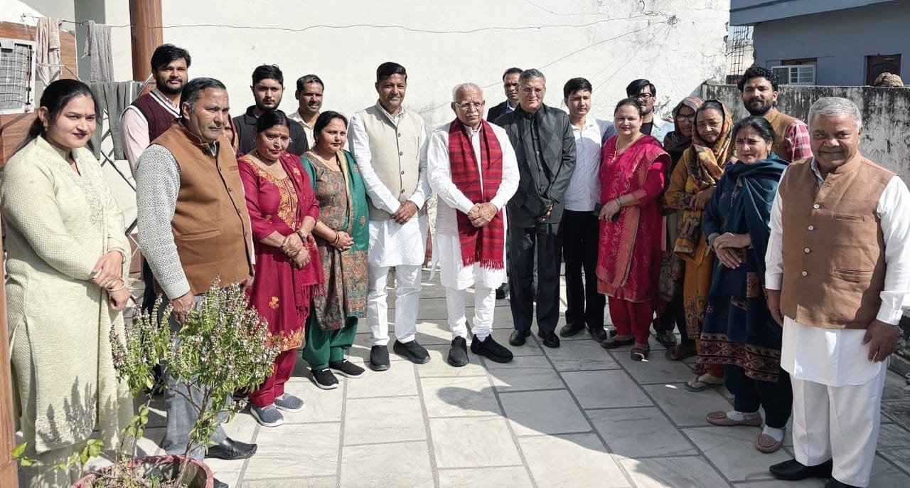 गुड़ बनाते केंद्रीय मंत्री मनोहर लाल व पूर्व मंत्री कंवरपाल। सोशल मीडिया गुड़ बनाते केंद्रीय मंत्री मनोहर लाल व पूर्व मंत्री कंवरपाल। सोशल मीडिया