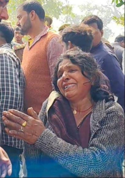 घोसी कोतवाली क्षेत्र के खंतीया में पोस्टमार्टम के बाद युवक का शव पहुंचने के बाद जुटी ग्रामीणों 