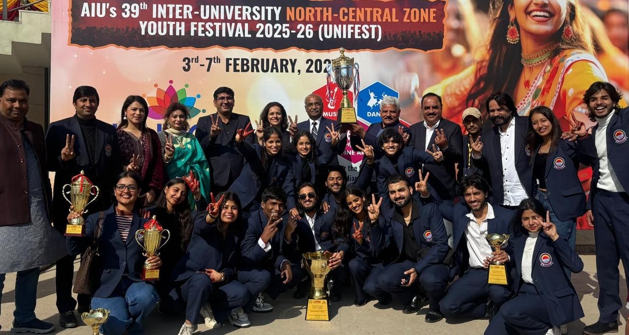 कुरुक्षेत्र। 39वें नॉर्थ सेंट्रल जोन एआईयू युवा महोत्सव में ट्रॉफी हासिल करने के दौरान छात्र एव