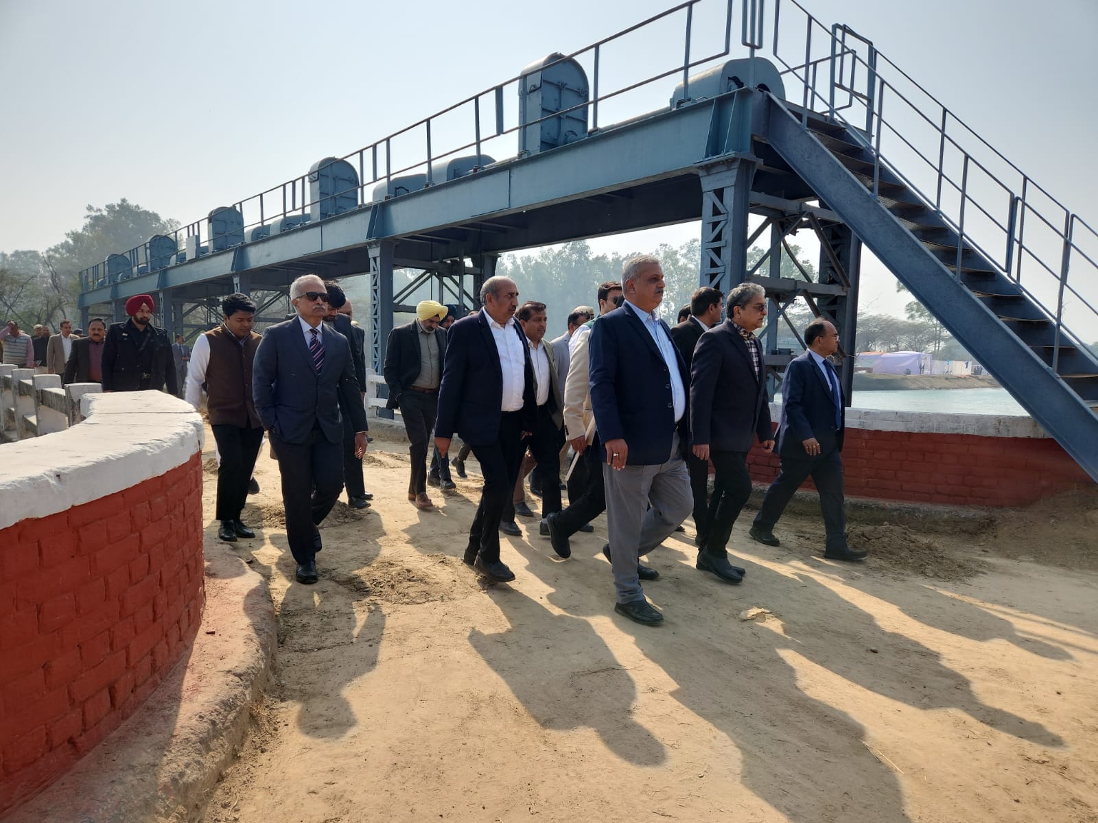 कुरुक्षेत्र। बुडेढ़ा हेड पर नहरों का जायजा लेते रावी-ब्यास ट्रिब्यूनल के सदस्य। संवाद