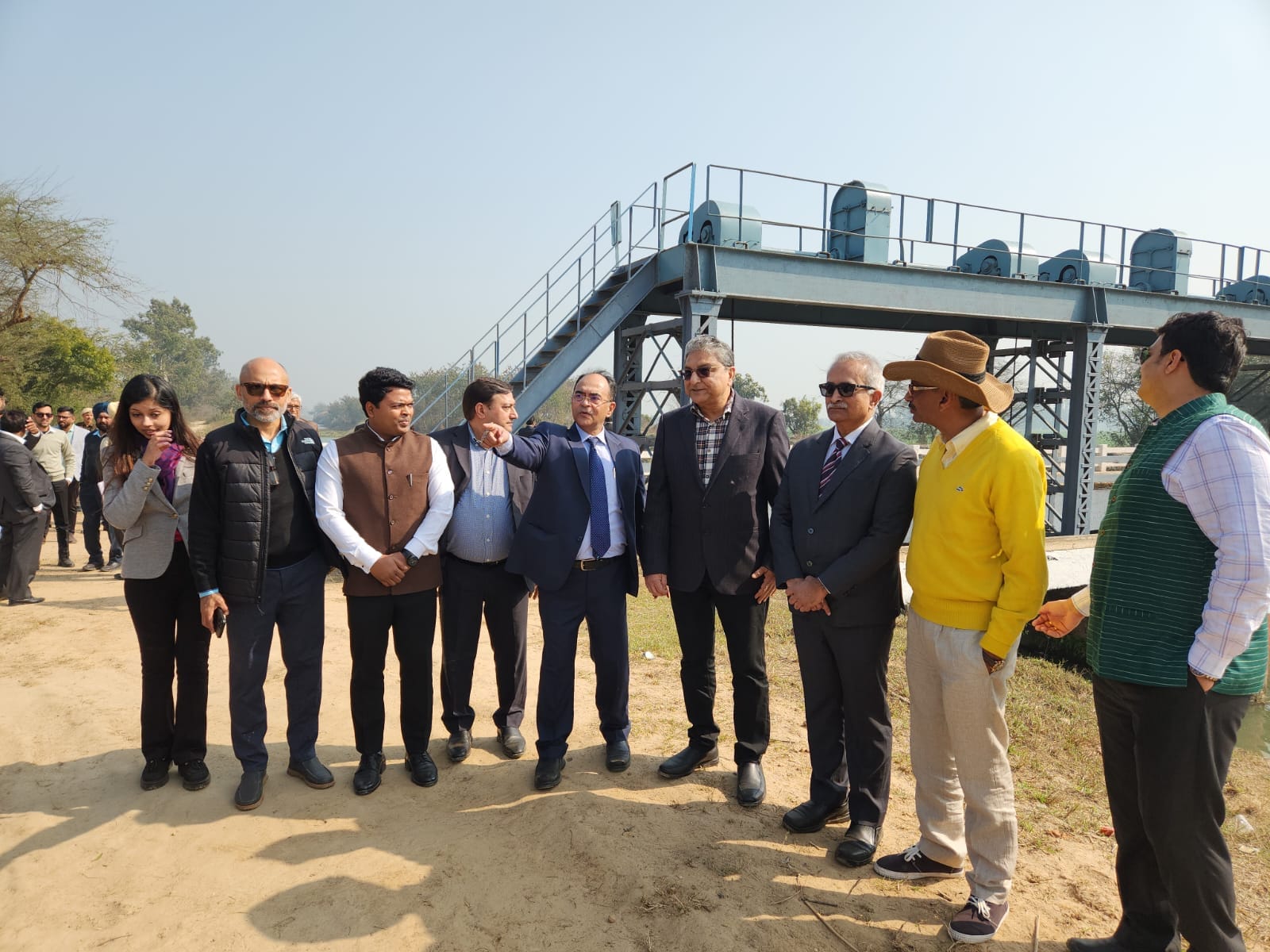 कुरुक्षेत्र। बुडेढ़ा हेड पर नहरों का जायजा लेते रावी-ब्यास ट्रिब्यूनल के सदस्य। संवाद