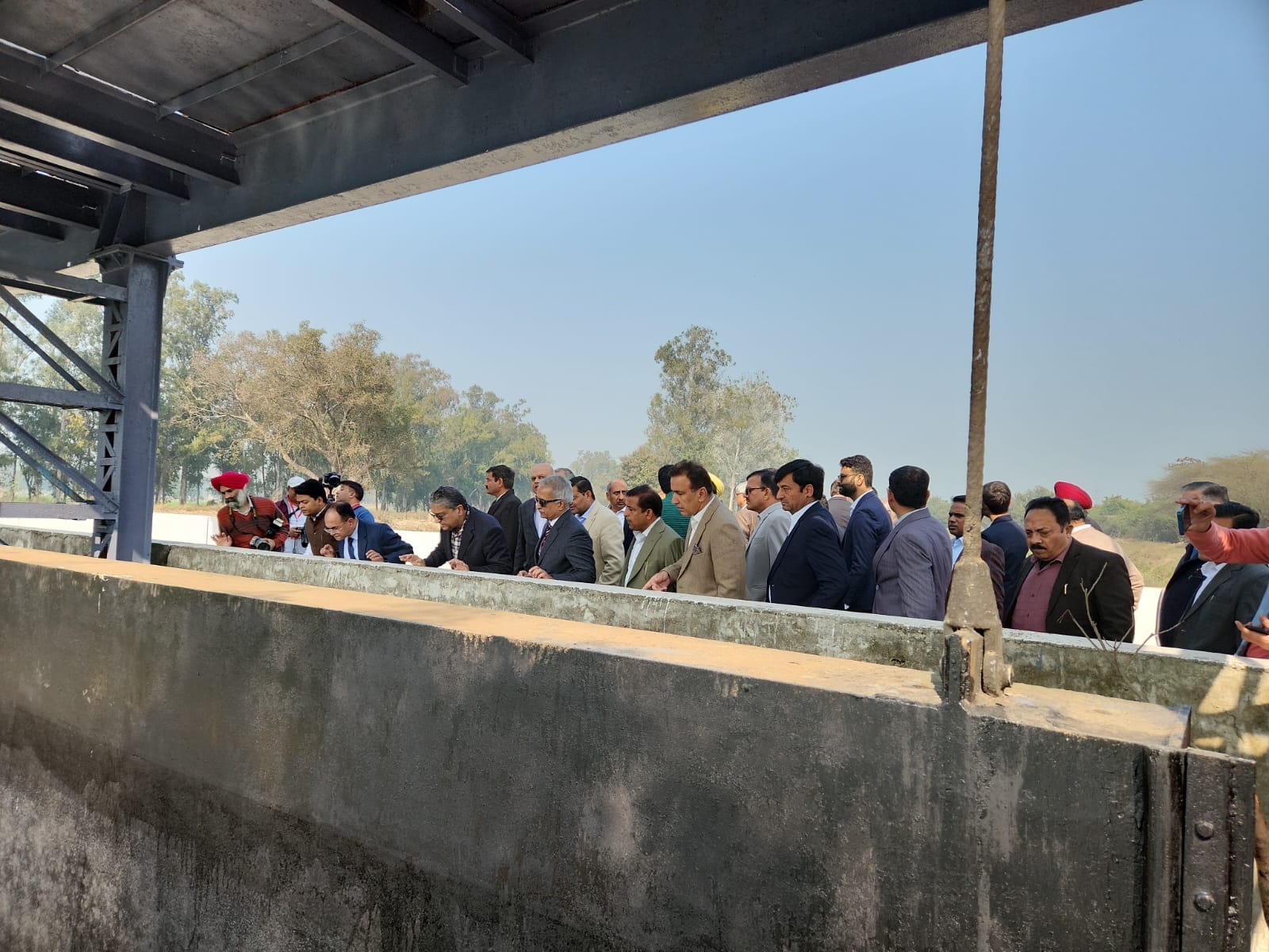 कुरुक्षेत्र। बुडेढ़ा हेड पर नहरों का जायजा लेते रावी-ब्यास ट्रिब्यूनल के सदस्य। संवाद