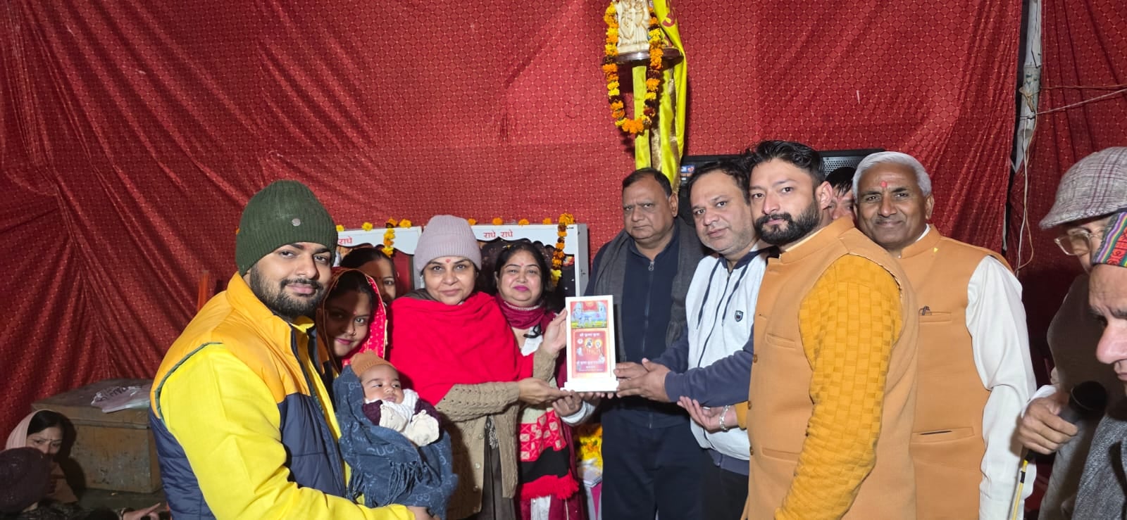 कुरुक्षेत्र। प्रभातफेरी के आयोजक अरोड़ा परिवार को स्मृति चिन्ह भेंट कर सम्मानित करते श्री कृष्ण कुरुक्षेत्र। प्रभातफेरी के आयोजक अरोड़ा परिवार को स्मृति चिन्ह भेंट कर सम्मानित करते श्री कृष्ण