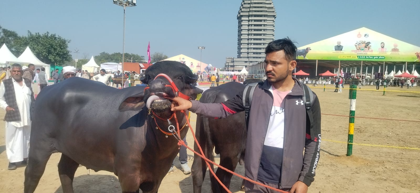 कुरुक्षेत्र। राज्य स्तरीय पशुधन प्रदर्शनी में केंद्रीय राज्यमंत्री राजीव रंजन सिंह अवलोकन करते 