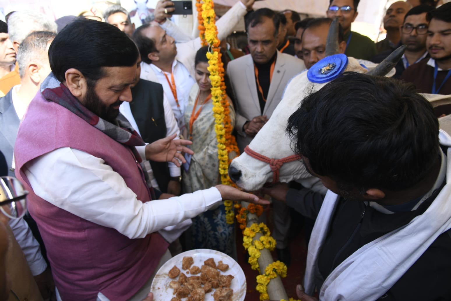 कुरुक्षेत्र।  राज्य स्तरीय पशुधन प्रदर्शनी में विजेताओं को सम्मानित करते मुख्यमंत्री नायब सिंह 