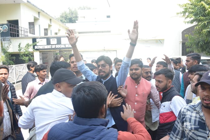  लखनऊ विश्वविद्यालय में छात्र सभा के दौरान हंगामा