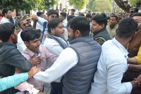  लखनऊ विश्वविद्यालय में छात्र सभा के दौरान हंगामा
