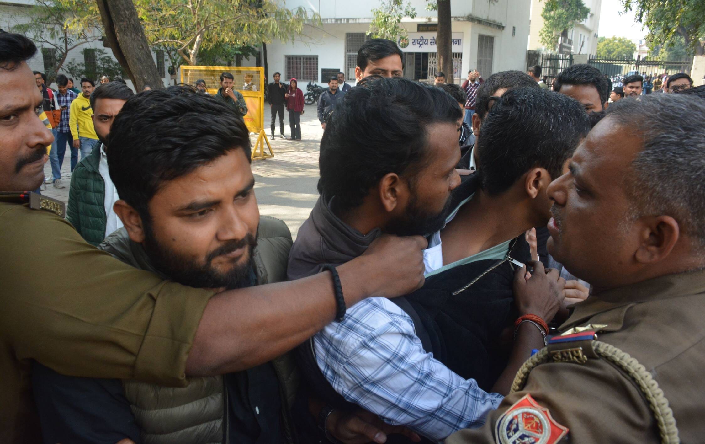  लखनऊ विश्वविद्यालय में छात्र सभा के दौरान हंगामा