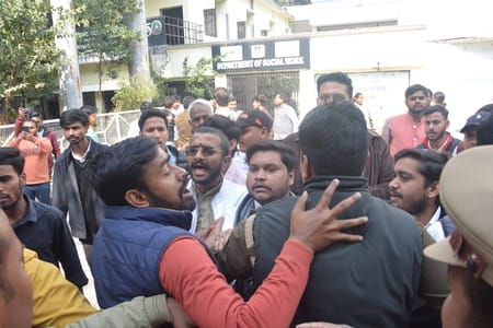  लखनऊ विश्वविद्यालय में छात्र सभा के दौरान हंगामा