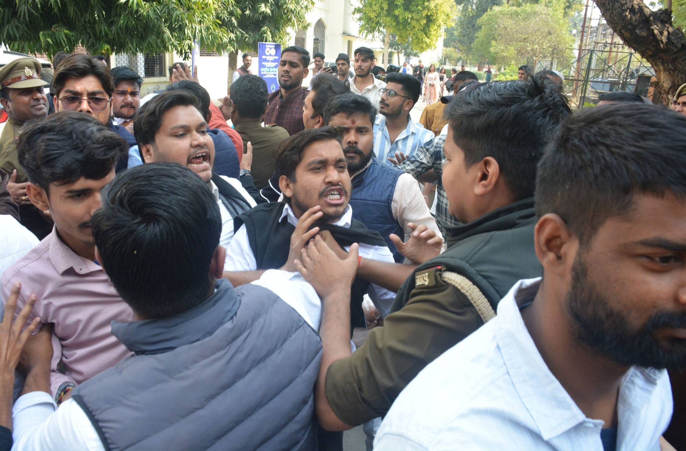  लखनऊ विश्वविद्यालय में छात्र सभा के दौरान हंगामा