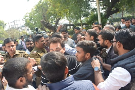  लखनऊ विश्वविद्यालय में छात्र सभा के दौरान हंगामा