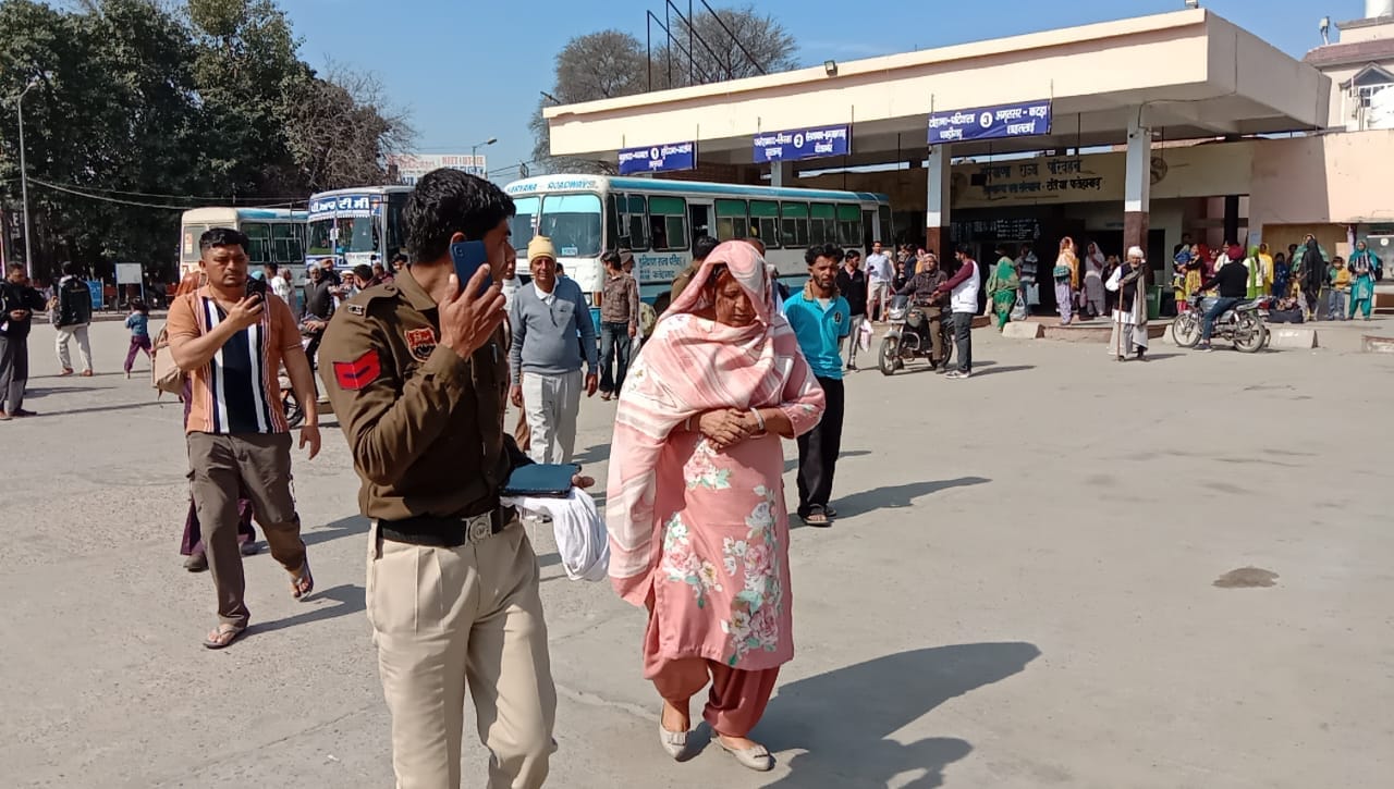 लाली निवासी युवक पकड़ी गई महिला द्वारा उसका कड़ा काटने की जानकारी देते हुए। स्त्रोत जागरूक नागरि