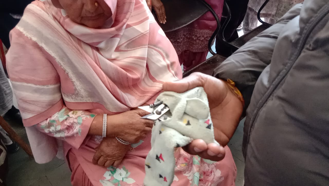 लाली निवासी युवक पकड़ी गई महिला द्वारा उसका कड़ा काटने की जानकारी देते हुए। स्त्रोत जागरूक नागरि