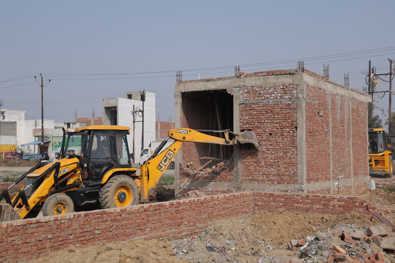 मेडा के प्रवर्तन दल ने ध्वस्त किए अवैध निर्माण