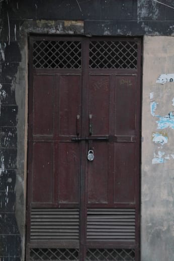 नौचंदी थाना क्षेत्र के जैदीफार्म गली नंबर एक गोलीबारी की वारदात में हुई हत्या के बाद मृतक असलम 